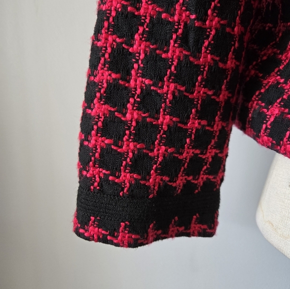Karl Lagerfeld Cropped Tweed Pink and Black Open Front Jacket. Size Large - Picture 4 of 12